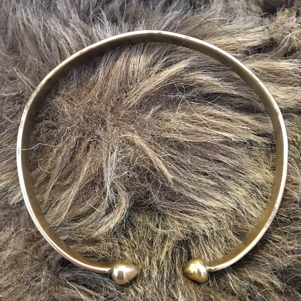 Victorian era 18CT gold ball end torque bangle